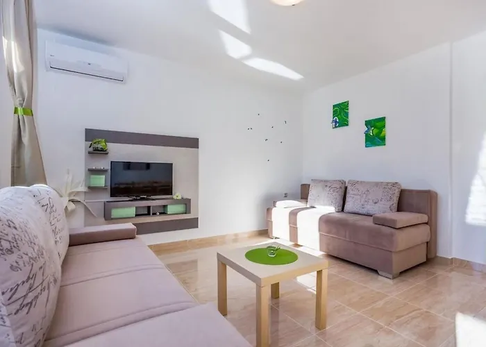 Haus In Mit Gemeinschaftlichem Pool By Interhome